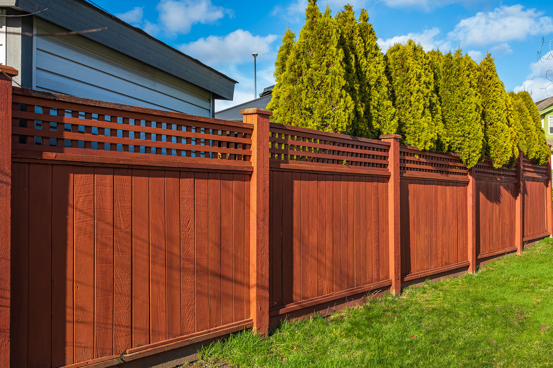 Schöner neuer Holzzaun als Sichtschutz und Begrenzung zum Garten eines Einfamilienhauses