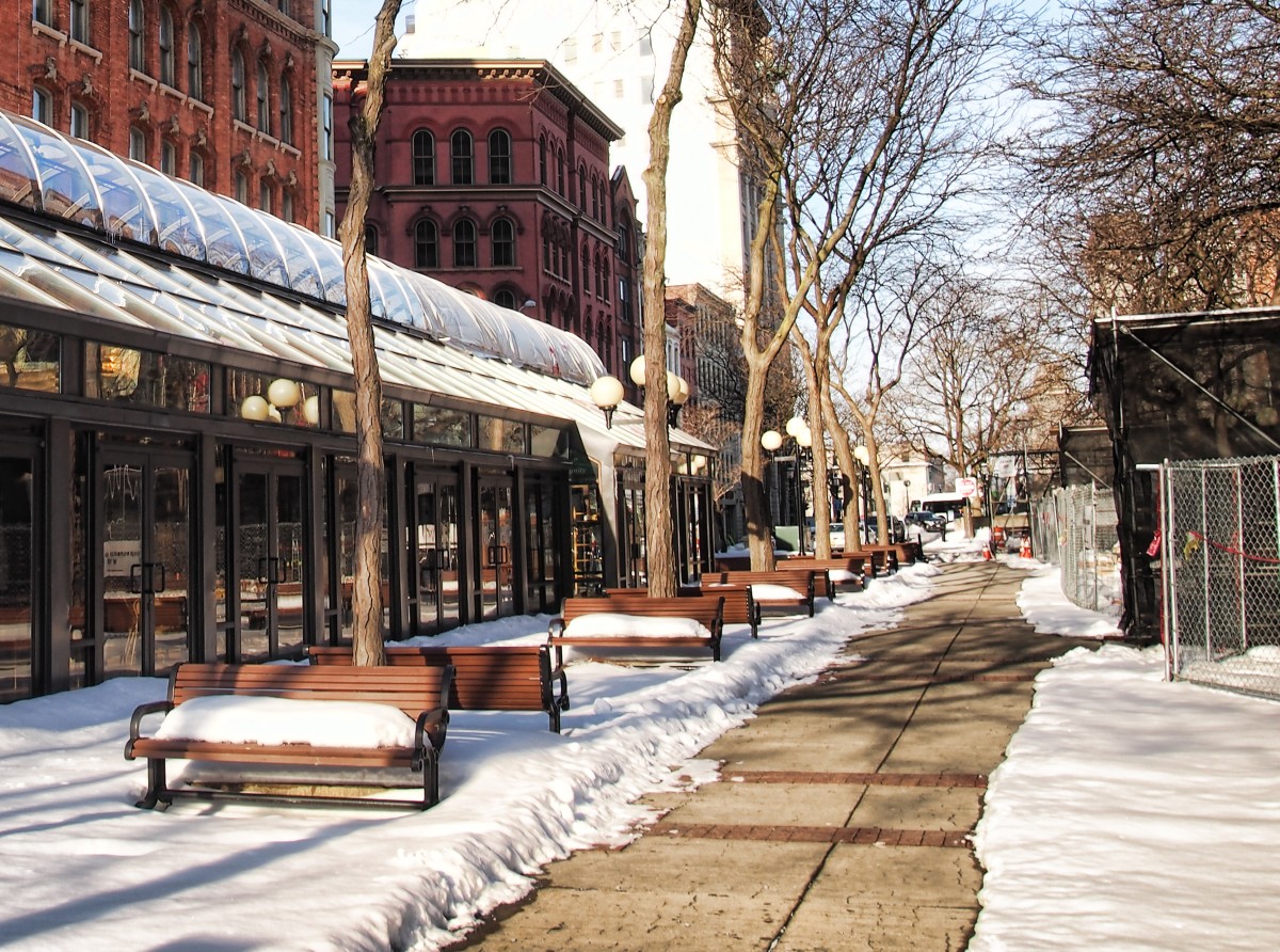 Schnee auf einem Gehweg